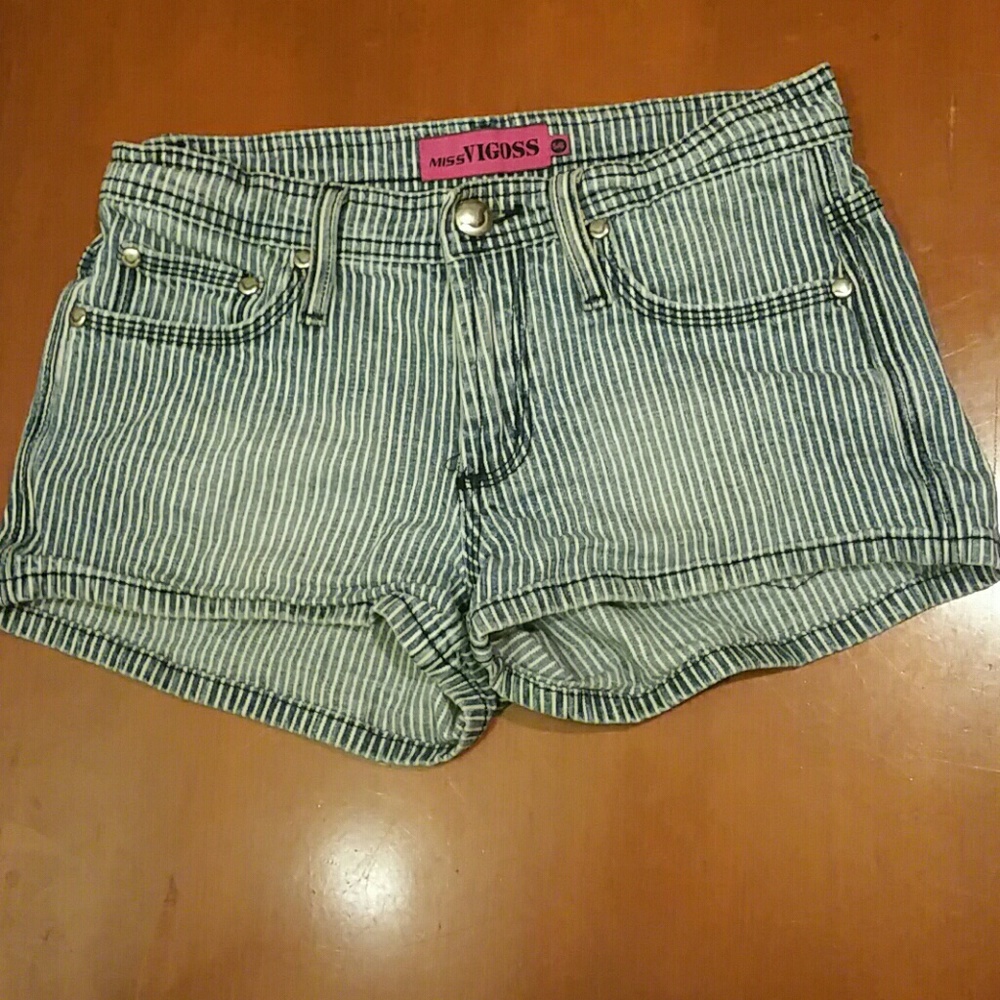 Shorts - Picture 2 of 7